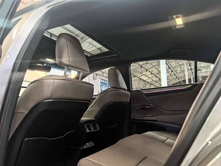 Фото 8 - Lexus ES