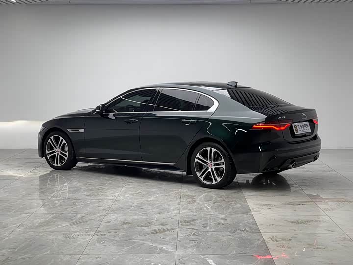 Фото 4 - Jaguar XE L