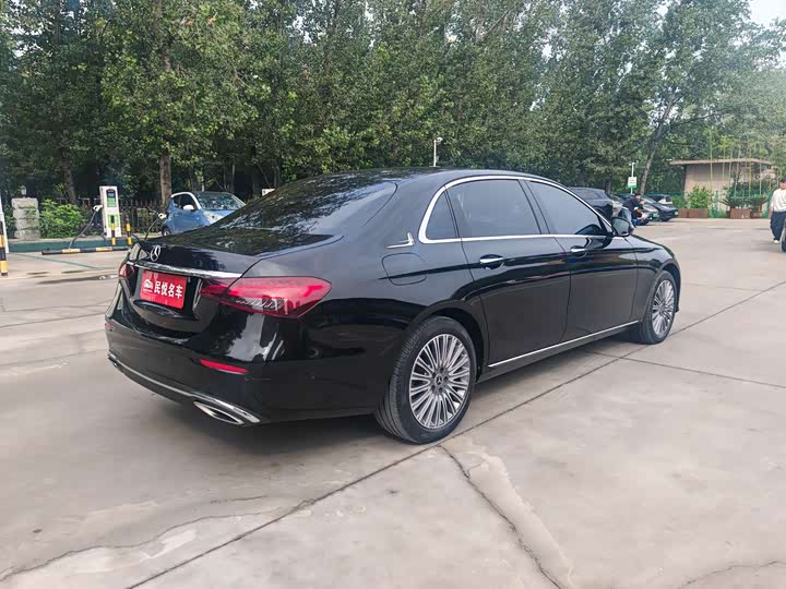 Photo 8 - Mercedes-Benz E-Class