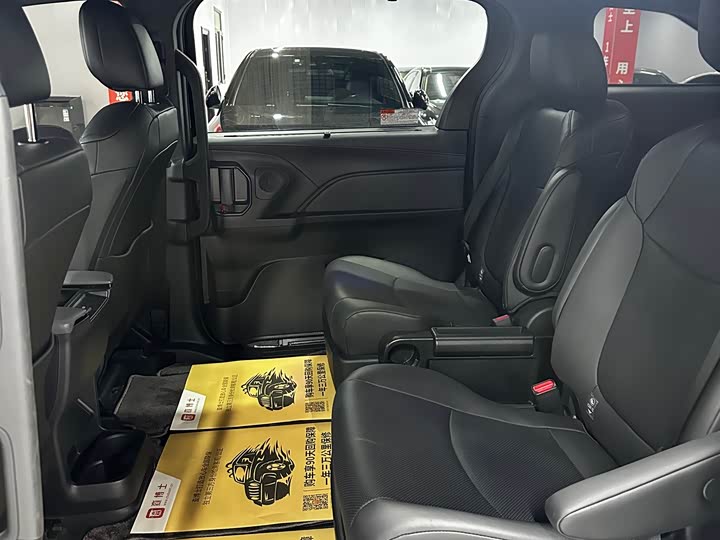 Фото 9 - Toyota Sienna