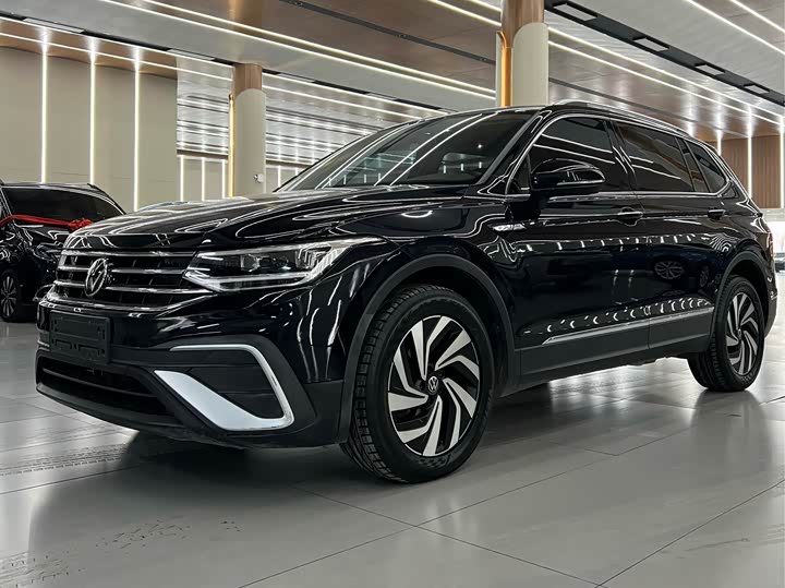 Фото 1 - Volkswagen Tiguan L Pro