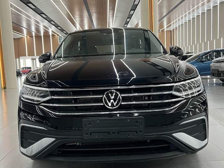 Фото 2 - Volkswagen Tiguan L Pro