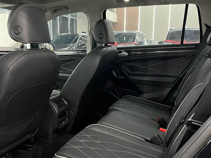 Фото 4 - Volkswagen Tiguan L Pro