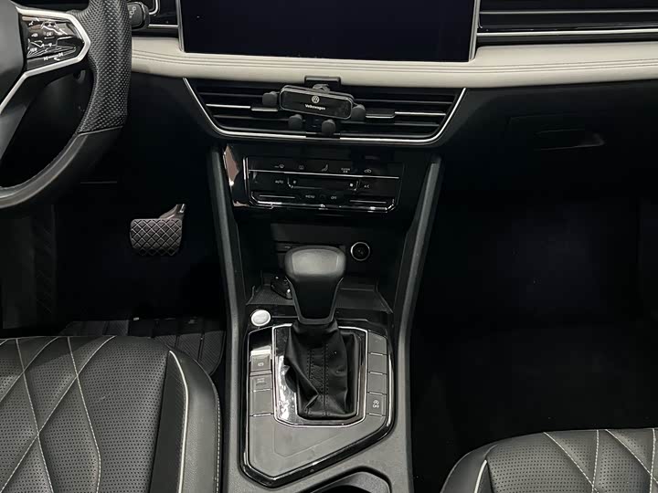 Фото 6 - Volkswagen Tiguan L Pro