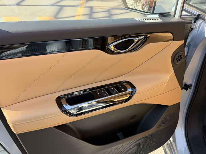 Фото 4 - GAC Trumpchi E8