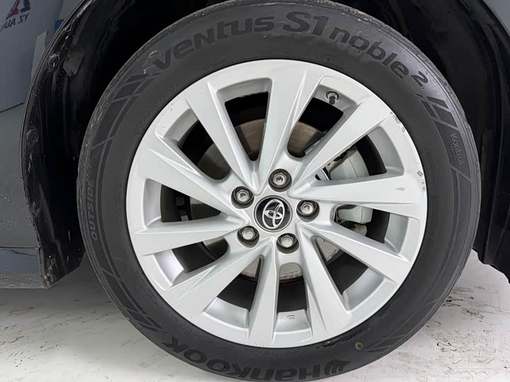 Фото 4 - Toyota Camry