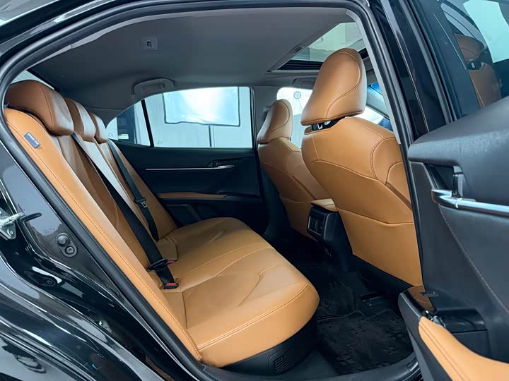 Фото 6 - Toyota Camry