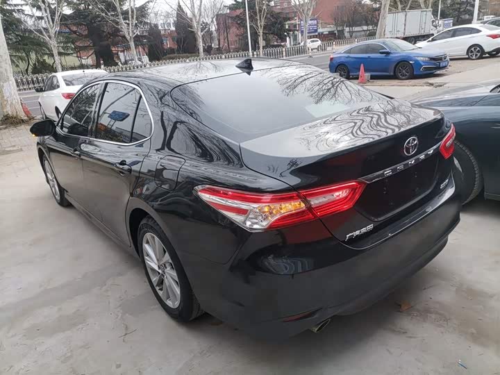 Фото 5 - Toyota Camry