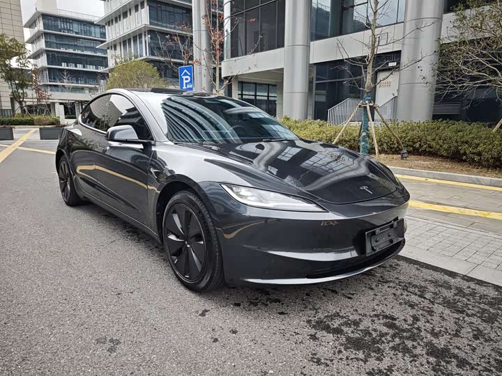 Фото 2 - Tesla Model 3