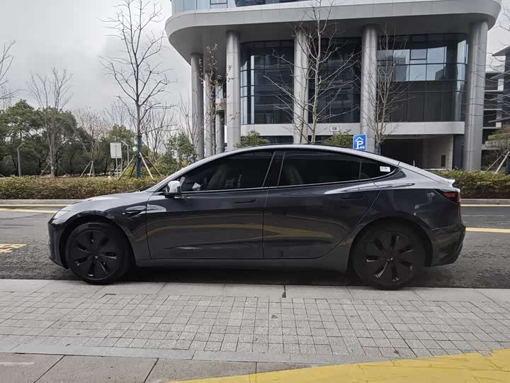 Фото 8 - Tesla Model 3