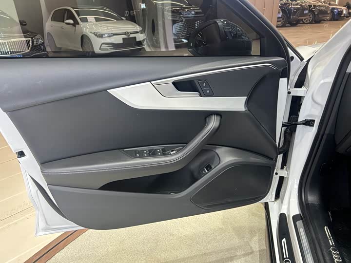 Фото 8 - Audi A4L