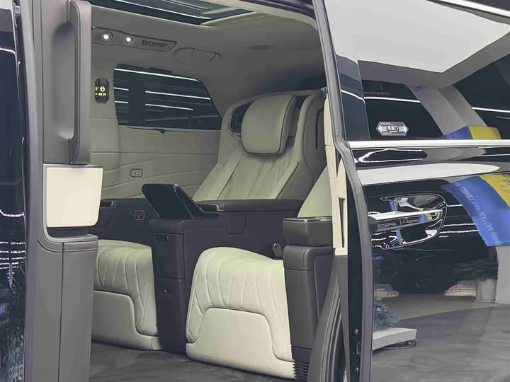 Фото 7 - Denza D9