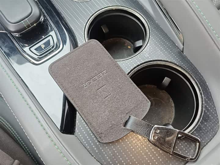 Фото 9 - Zeekr 001