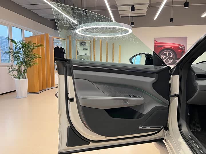 Фото 7 - Zeekr 001