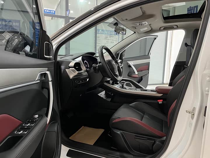 Фото 8 - Geely Coolray