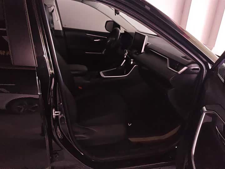 Фото 8 - Toyota RAV4