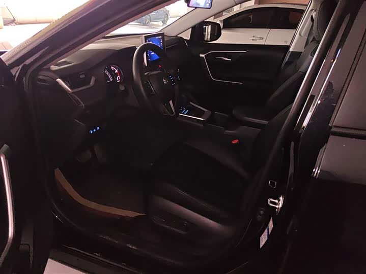 Фото 9 - Toyota RAV4