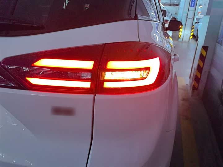 Фото 8 - Geely Atlas