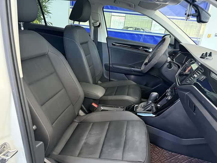 Фото 9 - Volkswagen T-Roc