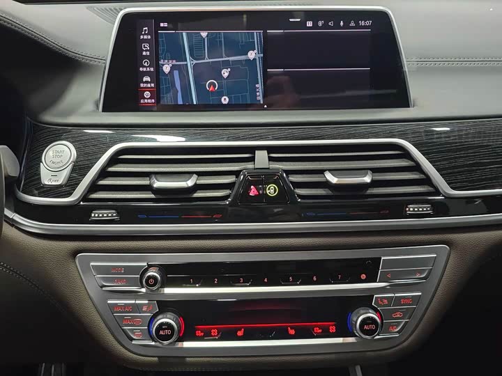 Фото 9 - BMW 7 Series