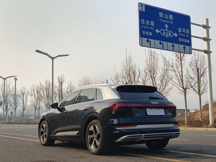 Фото 4 - Audi e-tron