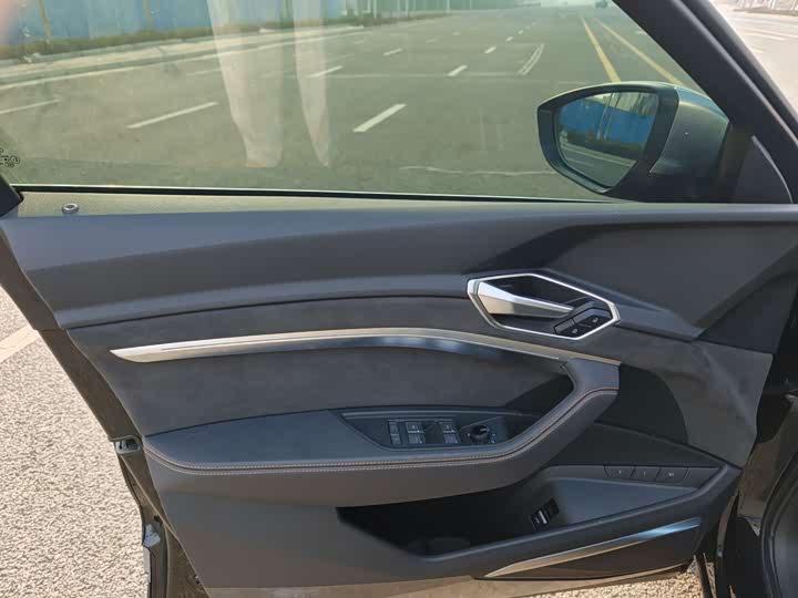 Фото 7 - Audi e-tron