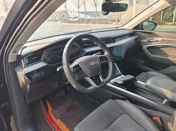Фото 9 - Audi e-tron