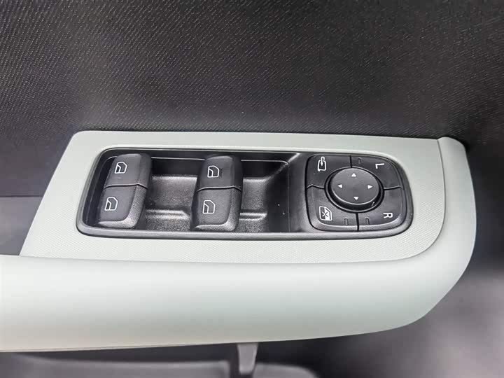 Фото 9 - Roewe D6