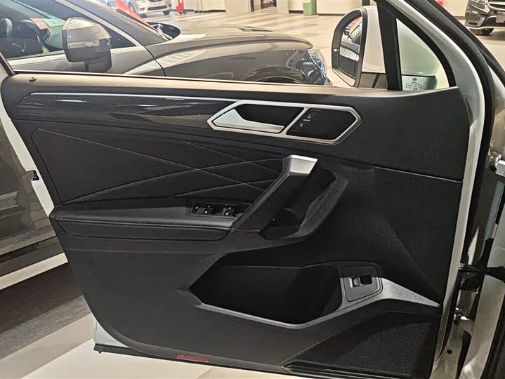 Фото 7 - Volkswagen Tiguan L Pro