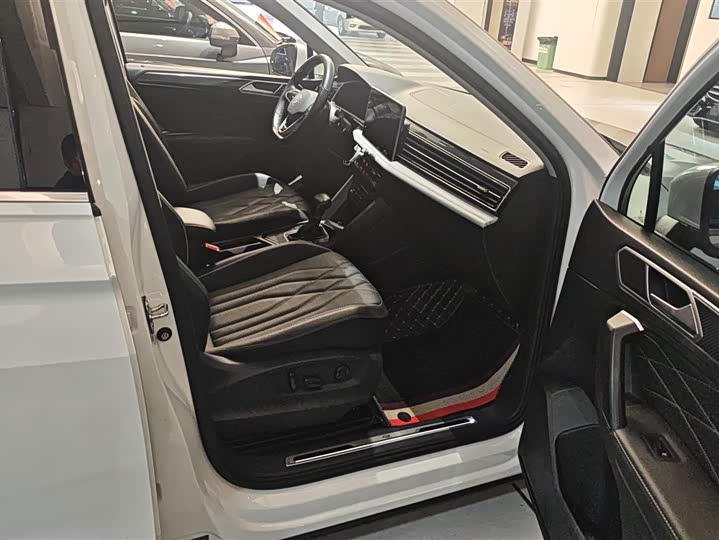 Фото 8 - Volkswagen Tiguan L Pro