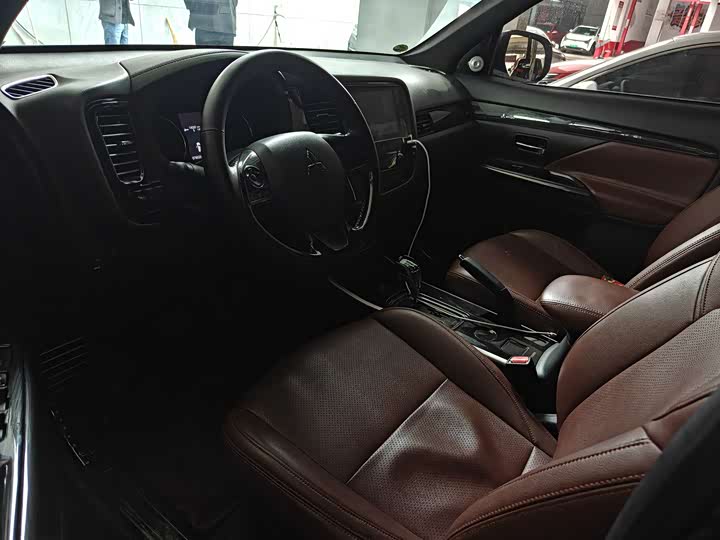 Фото 5 - Mitsubishi Outlander