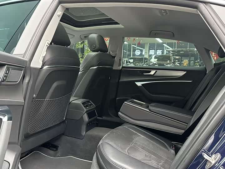 Фото 8 - Audi A7L