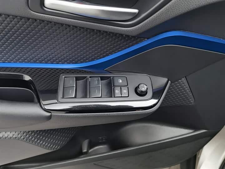 Фото 9 - Toyota C-HR