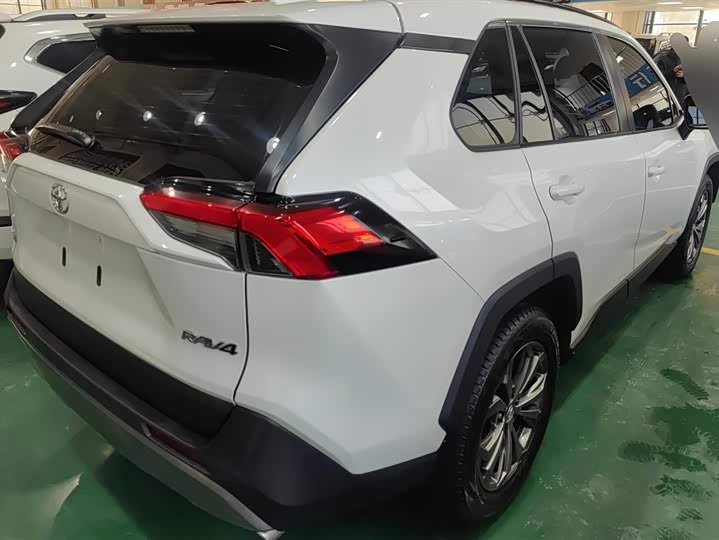 Фото 3 - Toyota RAV4