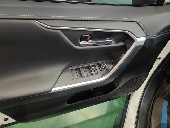 Фото 7 - Toyota RAV4