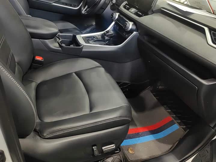 Фото 8 - Toyota RAV4