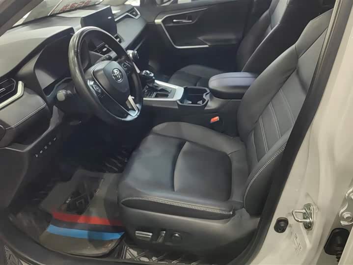 Фото 9 - Toyota RAV4