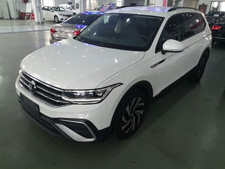 Фото 2 - Volkswagen Tiguan L Pro