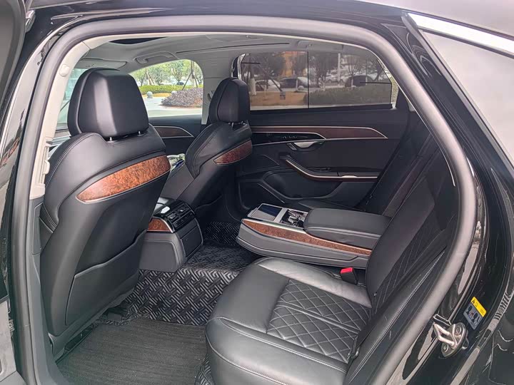 Фото 6 - Audi A8