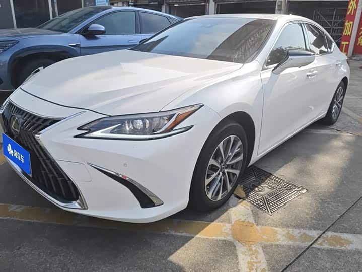 Фото 1 - Lexus ES