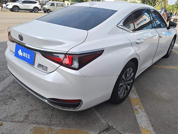 Фото 3 - Lexus ES