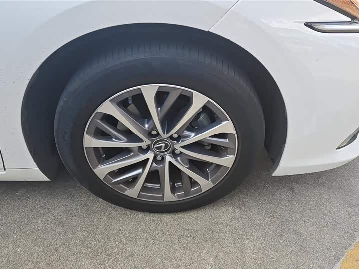 Фото 6 - Lexus ES