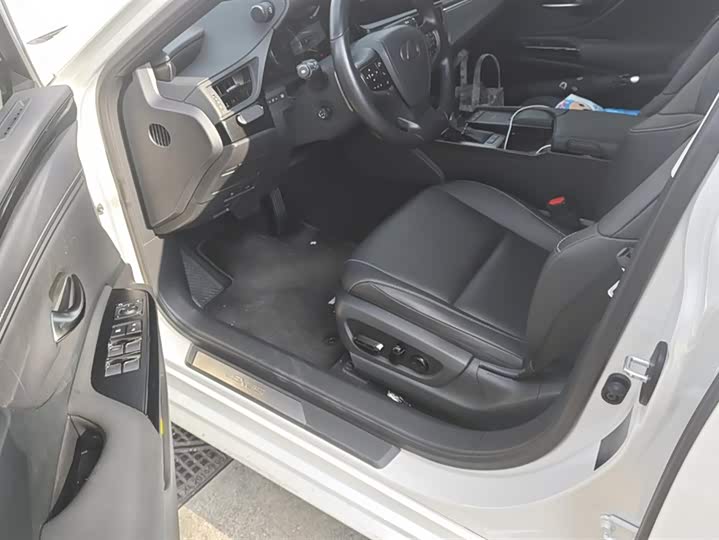 Фото 9 - Lexus ES