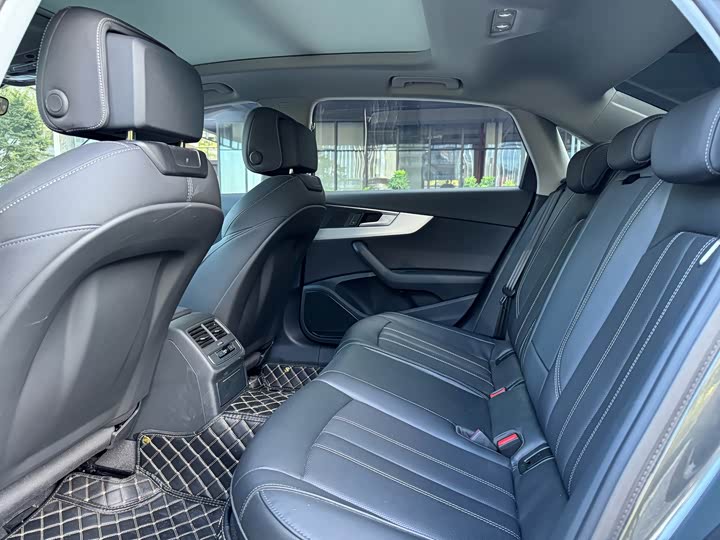 Фото 8 - Audi A4L