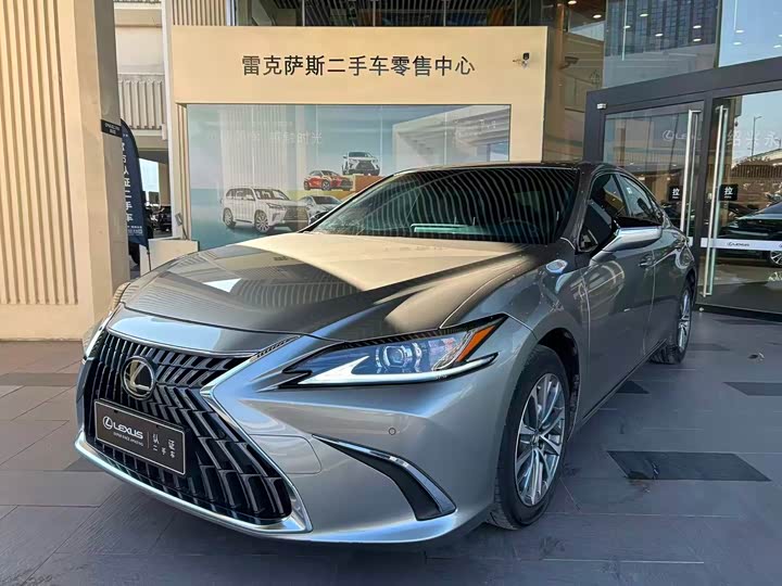 Фото 1 - Lexus ES