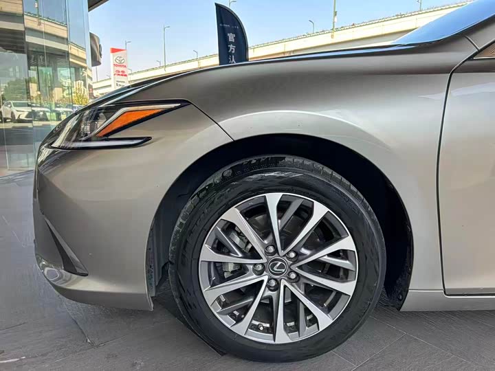 Фото 6 - Lexus ES