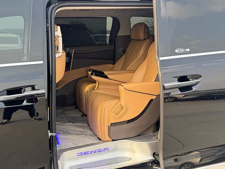 Фото 9 - Denza D9