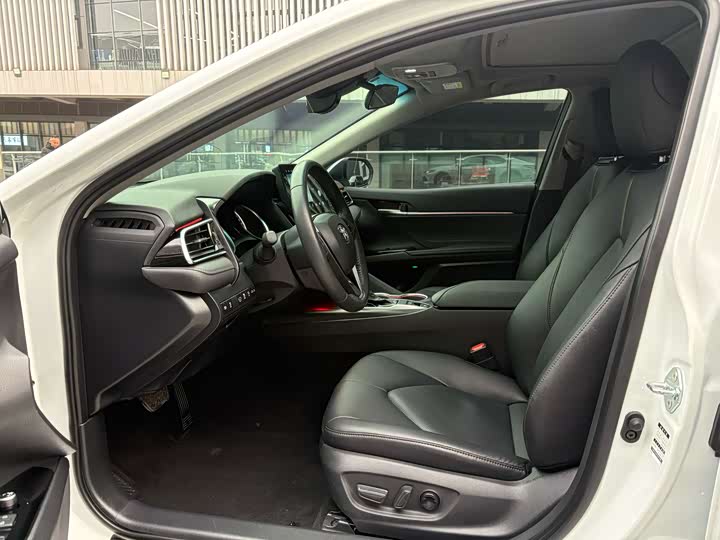 Фото 4 - Toyota Camry