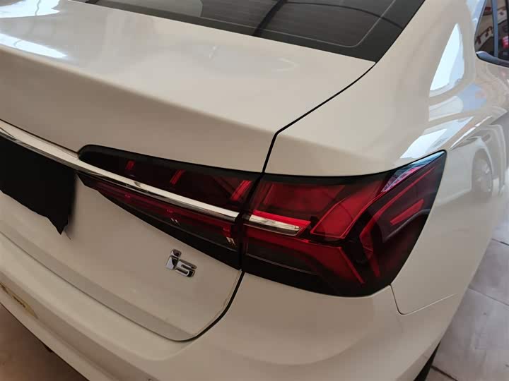 Фото 8 - Roewe i5