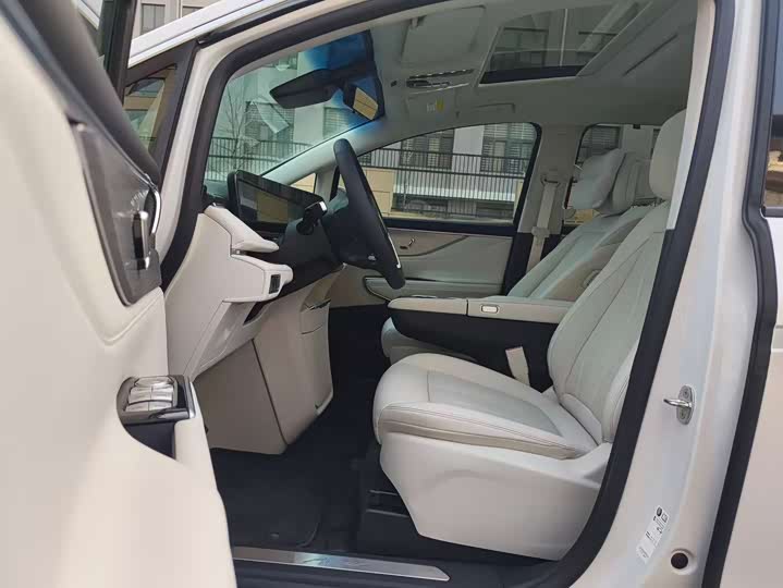 Фото 2 - Buick GL8 Hybrid